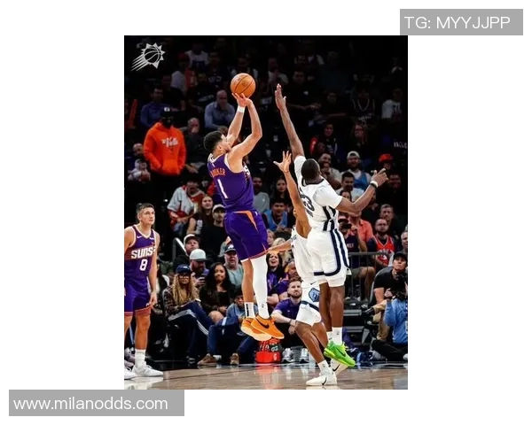 布克上半场火力全开三分球三记助力球队表现出色拿下11分3篮板3助攻1抢断